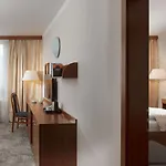 Pinia & Hotel