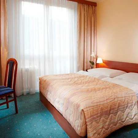 Pinia & Otel 4*